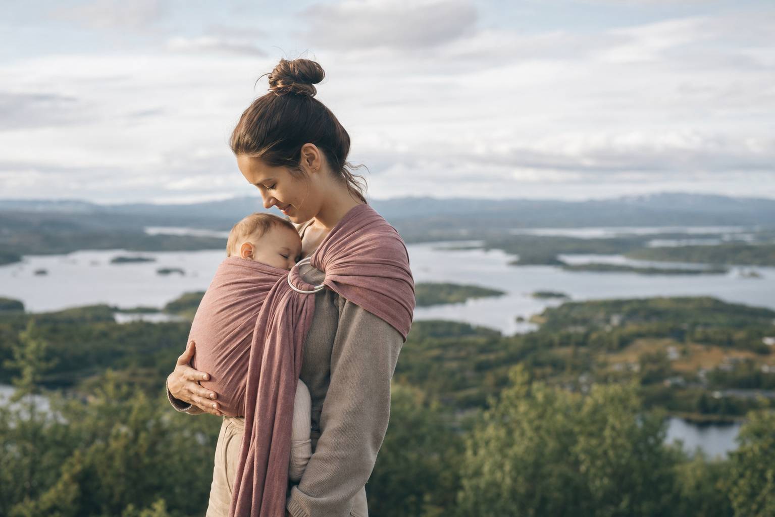 Detail illustrant discover the sling carrying: comfort and practicality for your travels