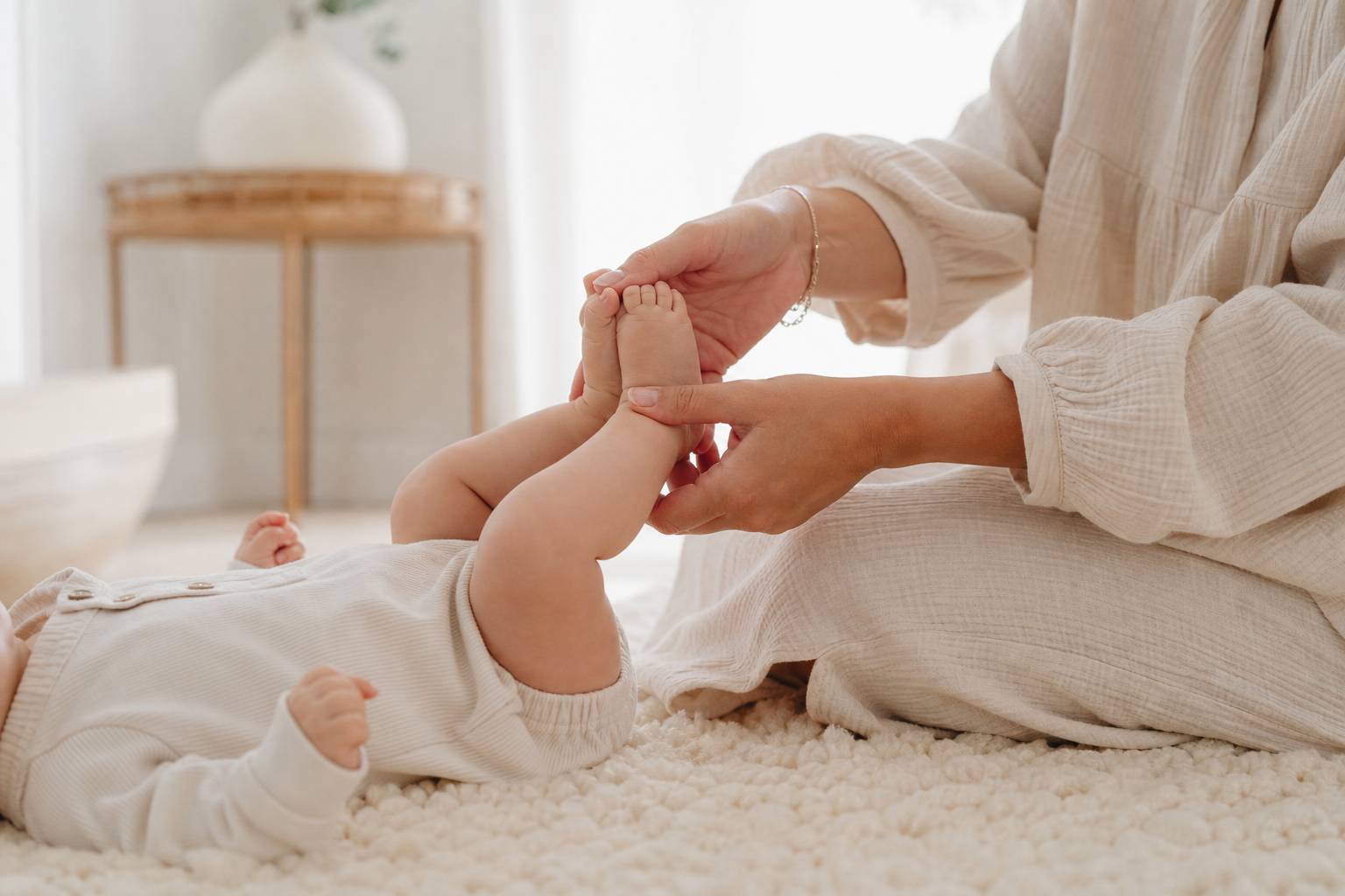 Illustration famille parentalité: Une maman d'un bébé de 21 jours lui suggère déjà de porter