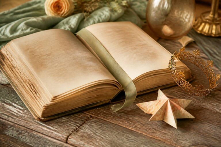 Livre ancien ouvert avec couronne dorée et étoile en papier