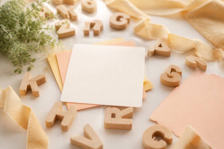 Lettres en bois et papiers pastel pour choisir un prénom