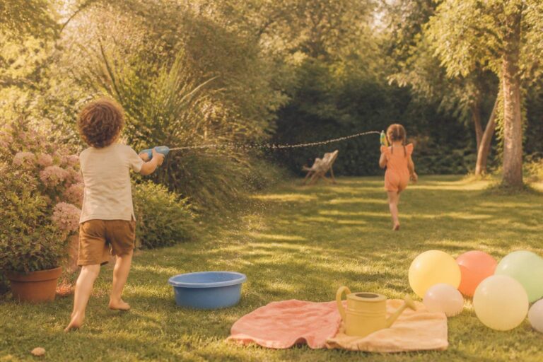 Enfants jouant avec des pistolets à eau dans un jardin ensoleillé