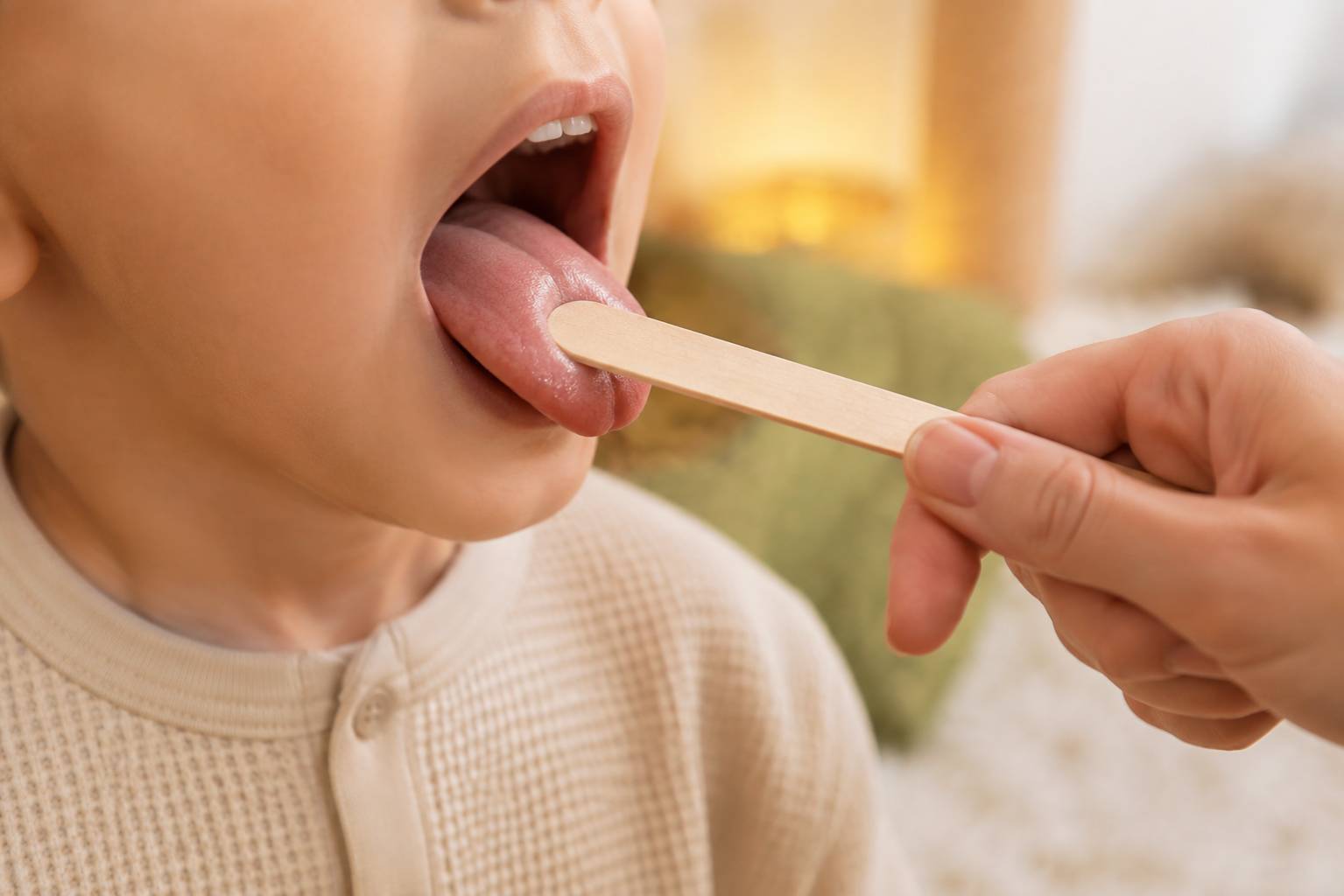 Boutons sur la langue chez l’enfant et l’adulte : découvrir les origines et causes possibles